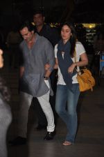 Saif Ali Khan and Kareena Kapoor return to mumbai after wedding on 22nd Oct 2012 (10).JPG